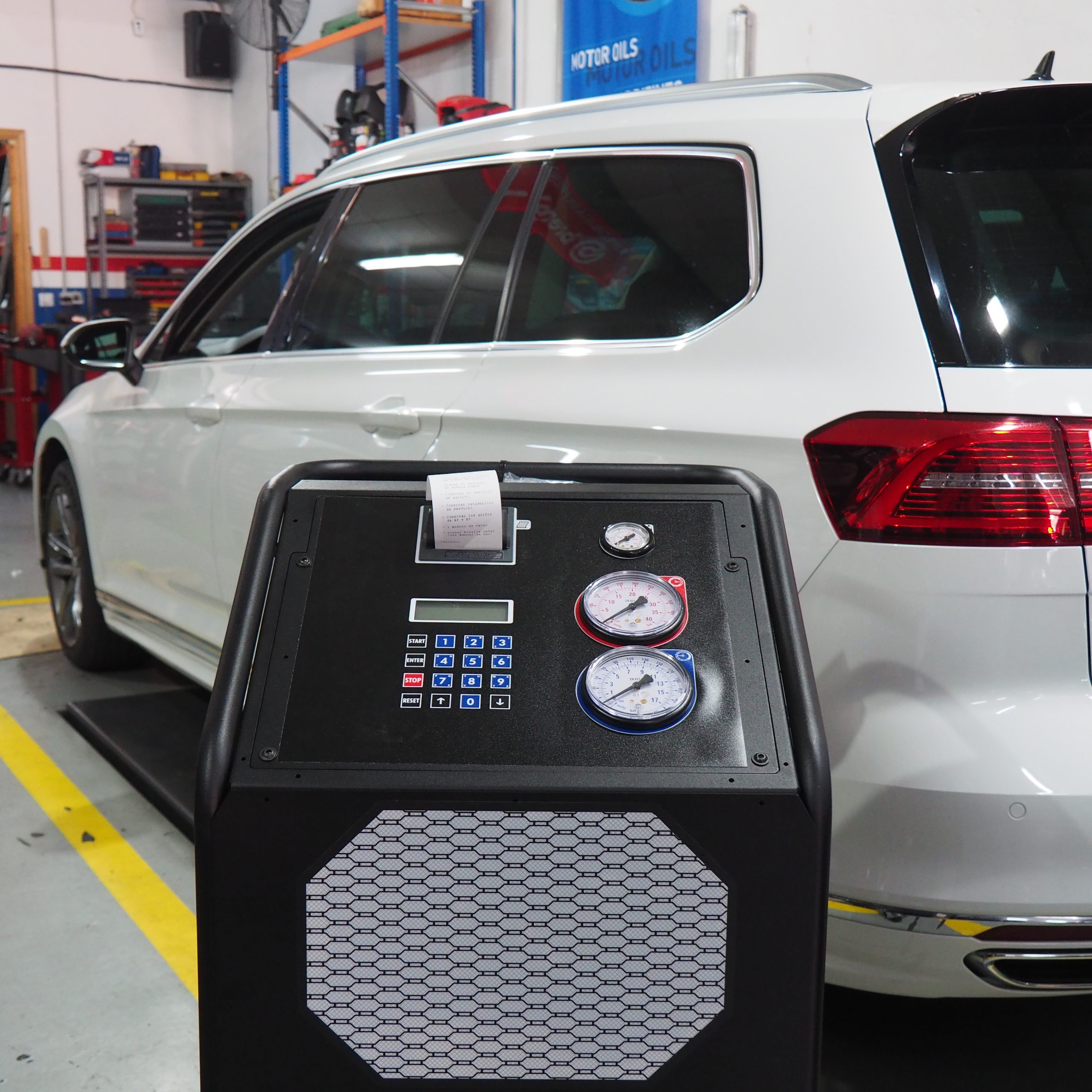 El aire acondicionado de tu coche en las mejores manos: presentamos nuestra nueva maquina de recarga con gas R1234YF